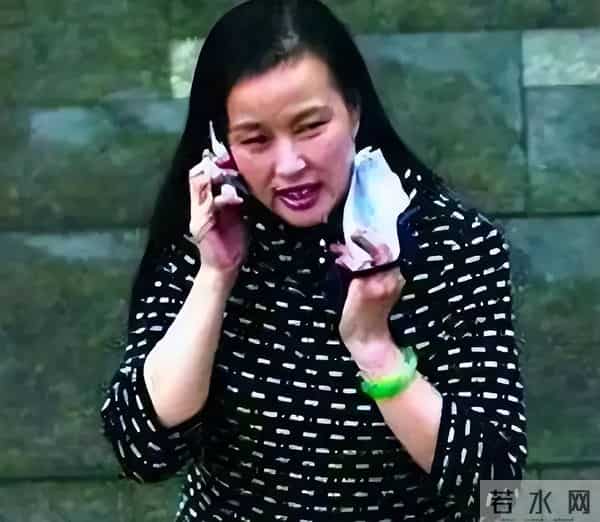 香港狗仔极度疯狂的年代中，底线全无，连明星裸照遗照都不放过