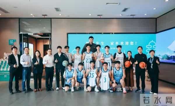 姚明一家游苏州太湖,15岁女儿打扮太老气,岳母出镜瘦又高超170