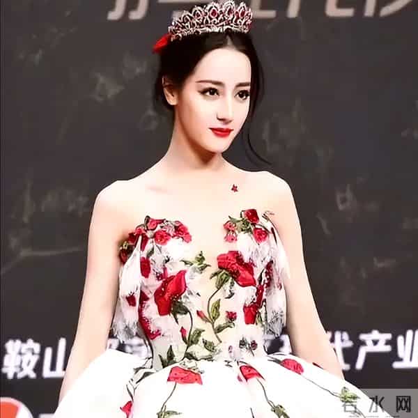 枭起青壤遭审判,穿睡衣、露大腿、打戏像调情,迪丽热巴跟着遭殃