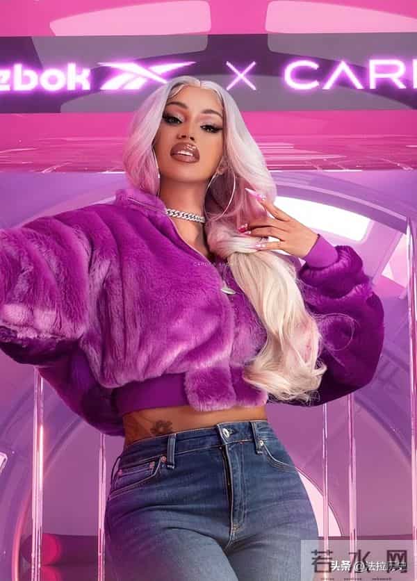 “露奶装”，“开裆裤”，大街上的牛鬼蛇神，演绎现实的罗刹海市