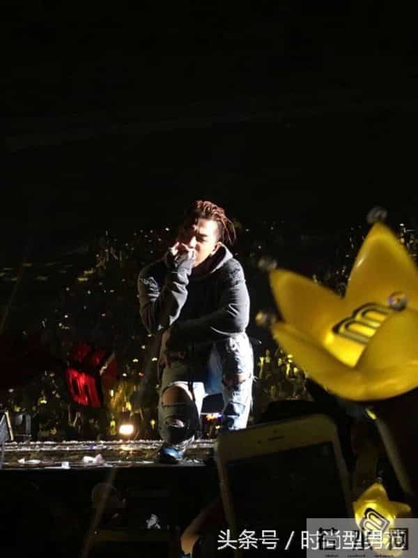 超惊险!BIGBANG大声开唱玩掉麦克风 胜利偷婊T.O.P