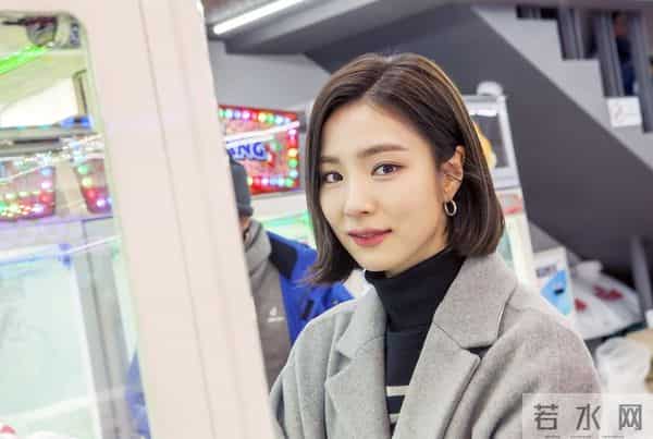 出道获顶级资源仍不火，被称为票房毒药，后因为贫困家庭捐款圈粉