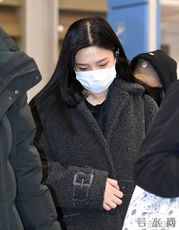 SM家族结束海外公演飞抵韩国 EXO朴灿烈SHINee金基范等口罩遮面显低调