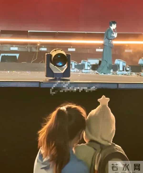魏晨演唱会，一家三口合体，妻子抱儿子观看，小橙子个头高