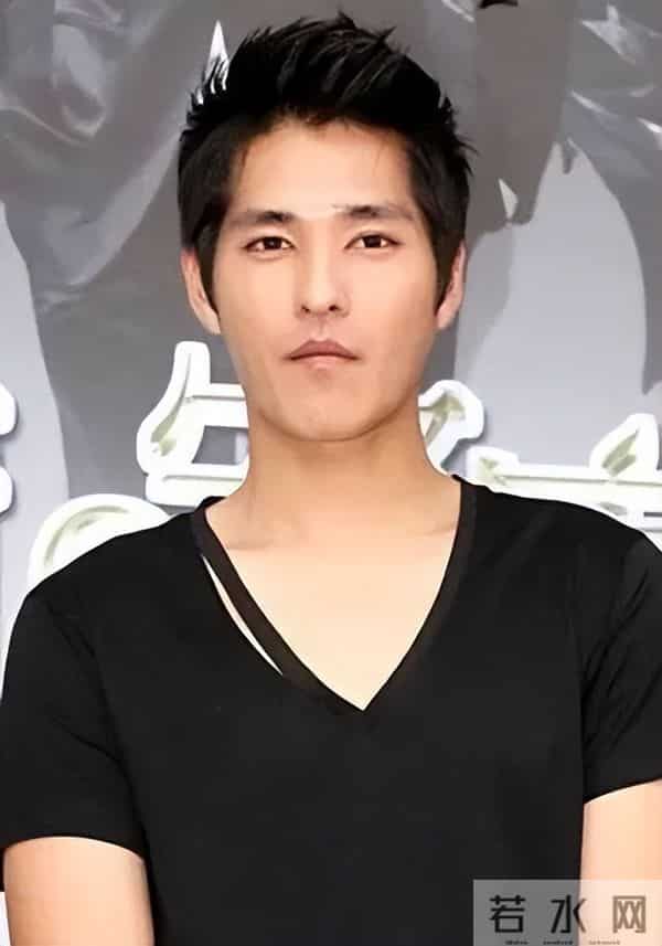 蓝正龙一家四口很温馨,周渝民夫妻合照超甜蜜,没娶大S都很幸福