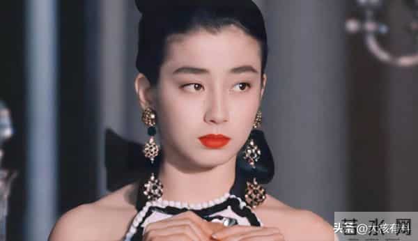 日本女神18岁“一脱成名”,身姿曼妙曲线优美,是被亲妈出卖