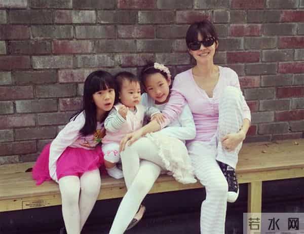 伊能静晒儿女合照 称作为母亲有爱的能力