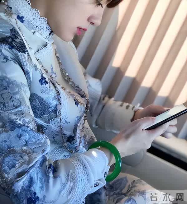 “隐形富婆”阿兰：手戴亿万天珠，21岁打败王菲，在日本比肩成龙