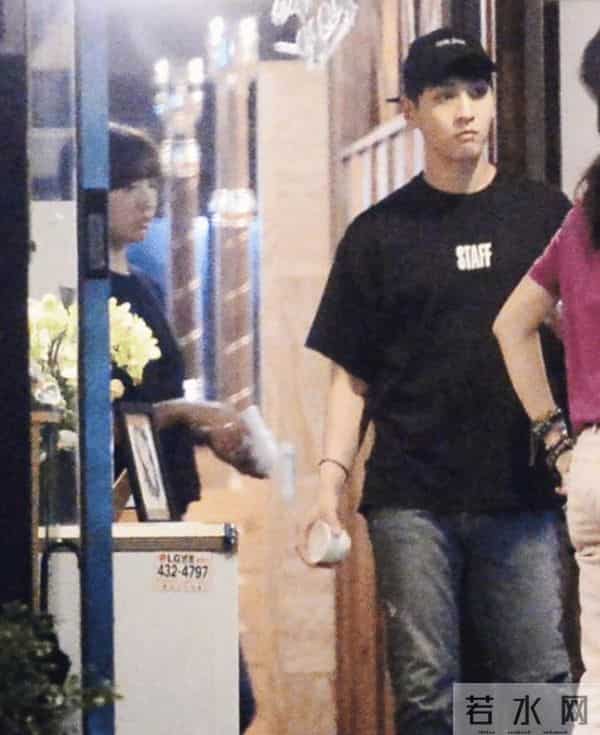 朴信惠今日大婚,婚纱照曝光美如仙子,牵手丈夫崔泰俊笑容甜蜜