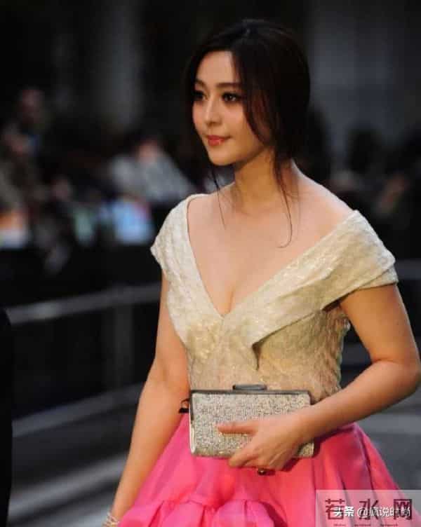 年轻时的范冰冰够大胆!礼服胸前挖出“倒三角”,凹凸身材挡不住