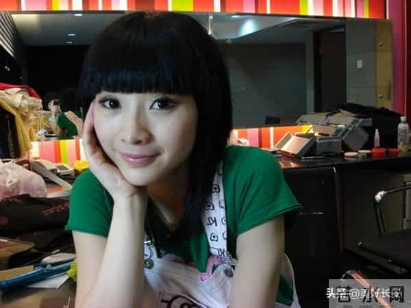 高清多图：柳岩在陕西卫视工作的旧照，青涩懵懂被评价是“丑女”