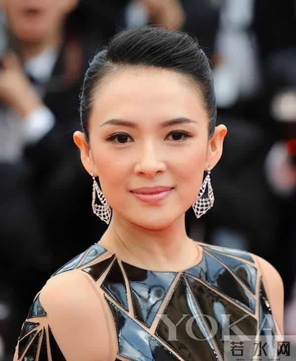 穿肚兜领奖，给成龙“接提子”，章子怡的上位史远比你想得更精彩