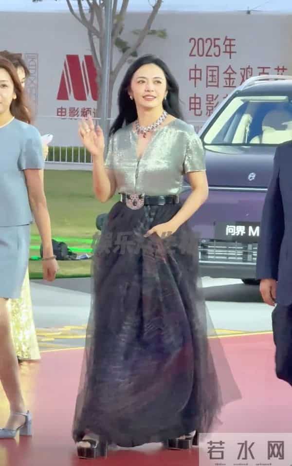 金鸡这一天，素颜一脸褶子的邓超，秒了内娱一堆涂脂抹粉的小鲜肉