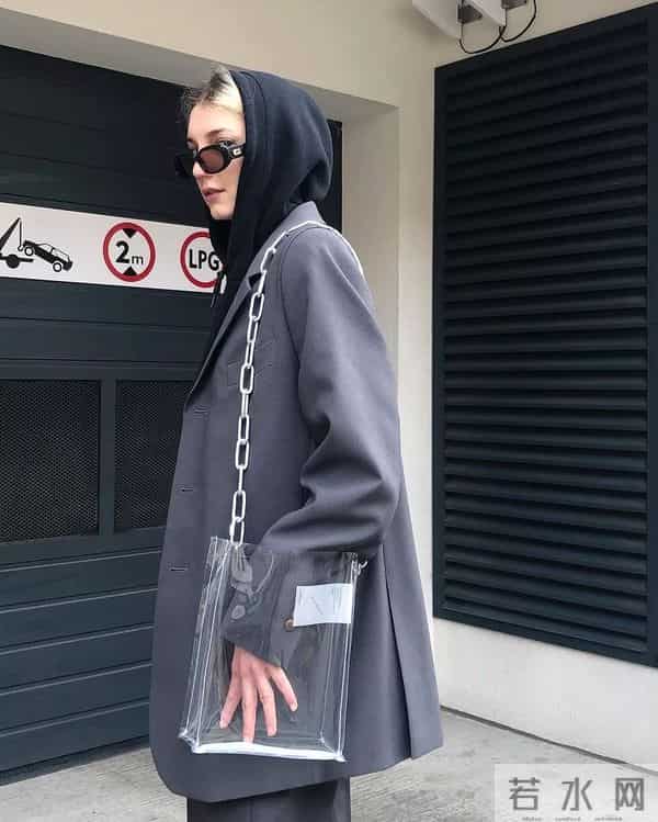 让她们美出天际的包包，居然赢在一根“条”上？