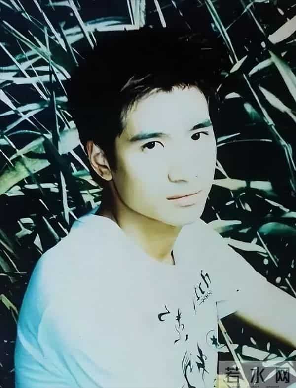 何晟铭的奇葩情史，被亿万富婆疯狂追求，被于正捧红后找回了自我