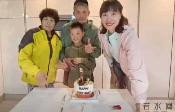 林丹和妈妈在西班牙的独栋别墅里为儿子庆生，与谢杏芳同框显瘦小