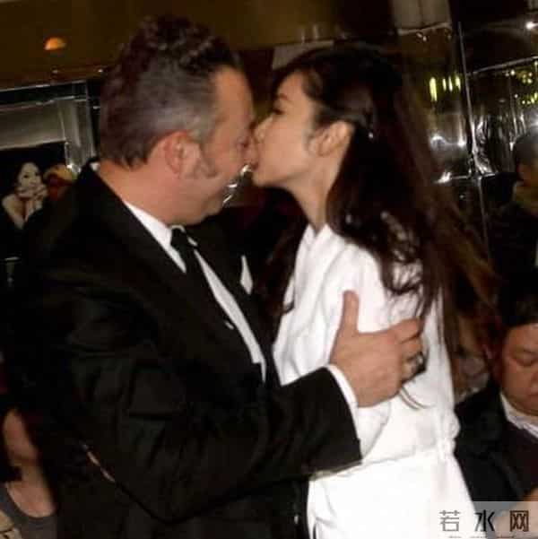 那些长相身材出众的女大明星们，却被老外吃了豆腐