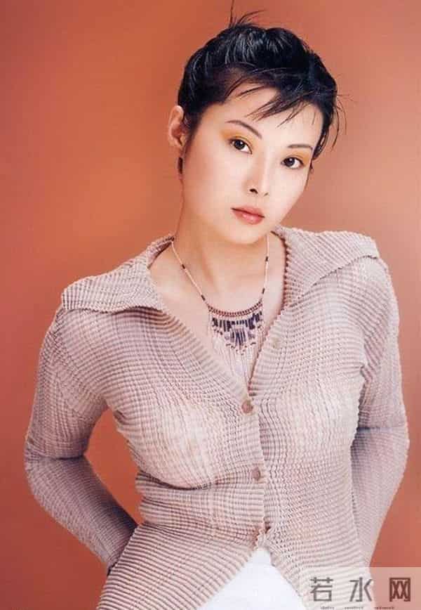 袁立到底经历了啥?脖子肉层叠腰身圆滚似大妈,把口罩套在胳膊上