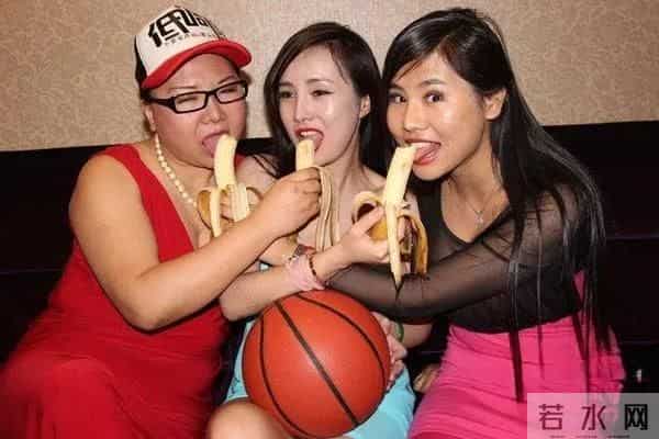 干露露罕见露面!为1岁女儿办生日宴颜值抢镜,外公表情反差大