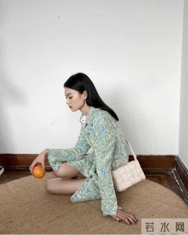 国模贺聪更新日常私服照，舒适低调的服饰搭配，妥妥的东方小仙女