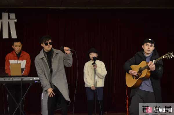 快女全国八强、独立音乐人、方言相声……这些选手成为成都街头艺人