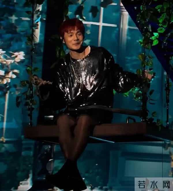 李荣浩国外演唱会杨丞琳全程陪同，意外惊现“黑丝”造型引发讨论