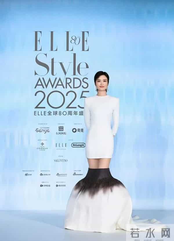 机场偶遇李宇春，穿土黄色棉袄平底鞋，被路人冲撞后眼神凌厉