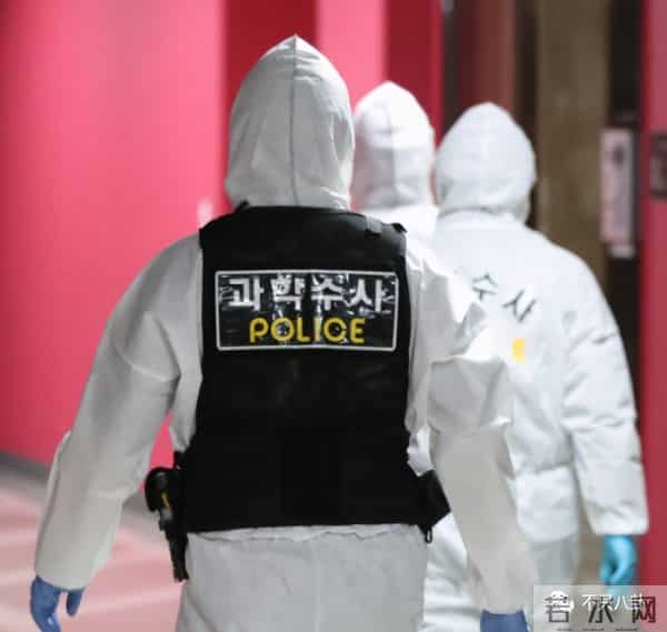 一定很痛苦吧?生日前一天,她和母亲一起自杀身亡