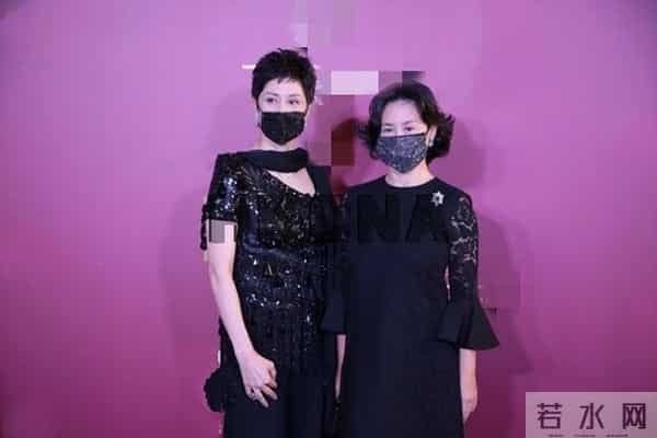 香港一慈善晚宴众星云集！何超琼与同性密友同台，叶童夫妇罕合体