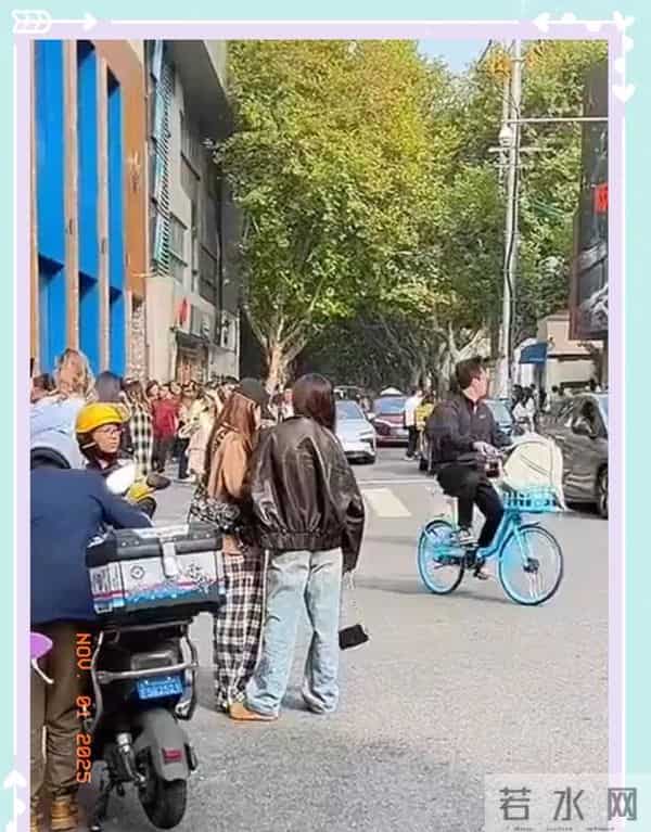 Angelababy和闺蜜现身上海街头被偶遇，baby打扮时髦，少女感