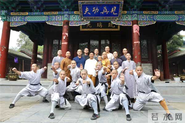 王宝强百花奖直播重回少林寺 感念师恩现场比武