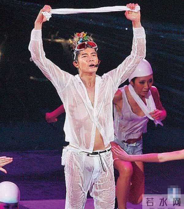 明星出丑尴尬一幕 你还敢这么穿么?