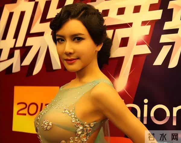 穿衣自由引发争议，这些女明星的穿衣风格究竟有没有错？