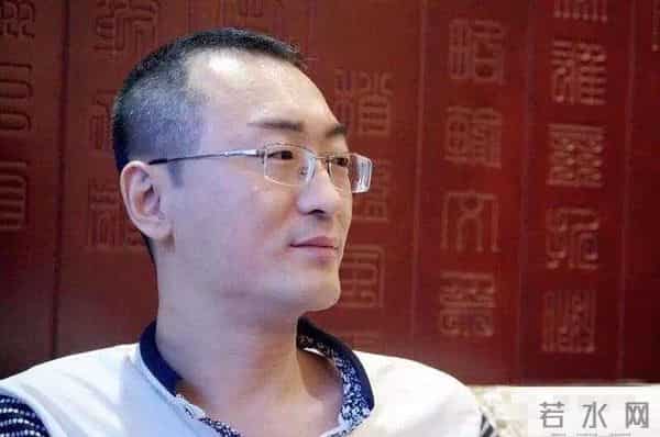 他因为长得丑，饰演了87版《红楼梦》的贾环，今成斯文儒雅萌大叔