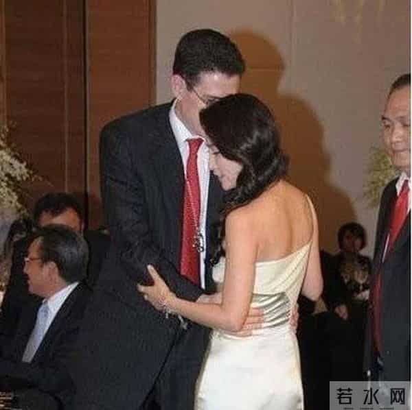 那些长相身材出众的女大明星们，却被老外吃了豆腐