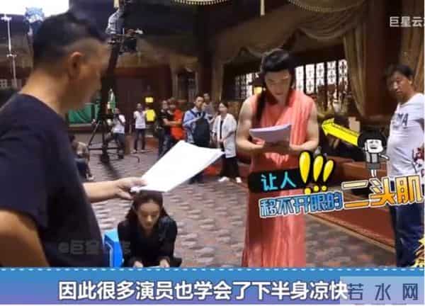 难怪电视里只有上半身,镜头下移后,是不能看的尴尬全景