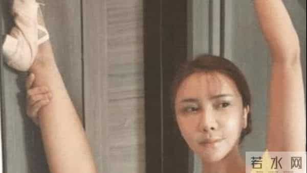 出演《金瓶梅》的女主龚玥菲在日本综艺节目中衣着清凉