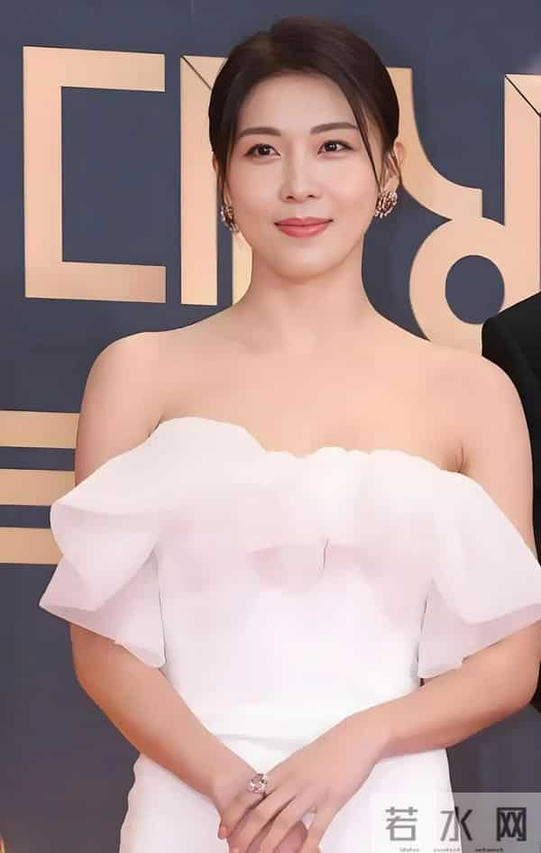 23年前“少男杀手”《色即是空》女主河智苑被偶遇,46岁宛如少女