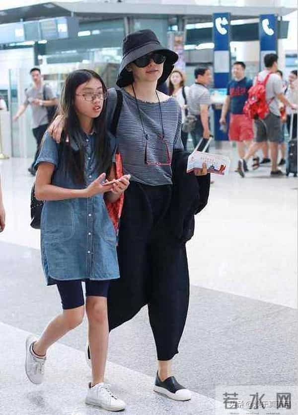 冯小刚徐帆15岁养女近照曝光,长相引网友注意:女大十八变