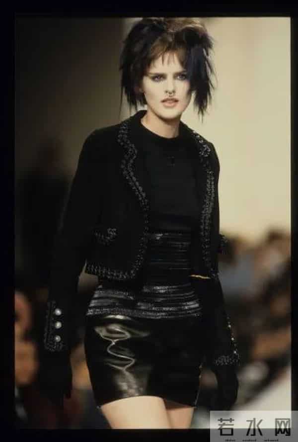 英国“贵族”超模突然离世!雌雄同体的美惊艳世人,曾是老佛爷挚爱…