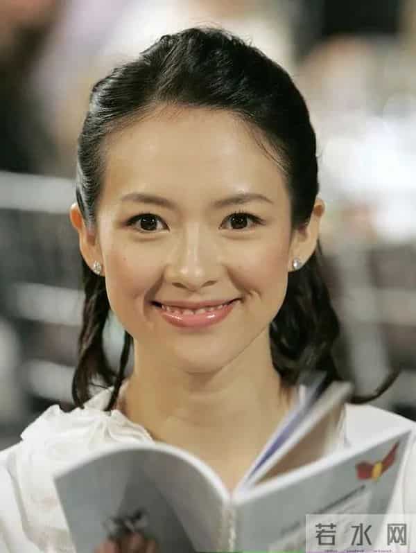 穿肚兜领奖，给成龙“接提子”，章子怡的上位史远比你想得更精彩