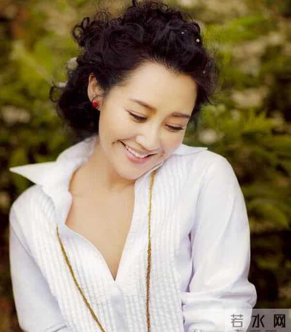 许晴49岁仍不婚全因他，因诈骗潜逃日本，去世时许晴微博耐人寻味