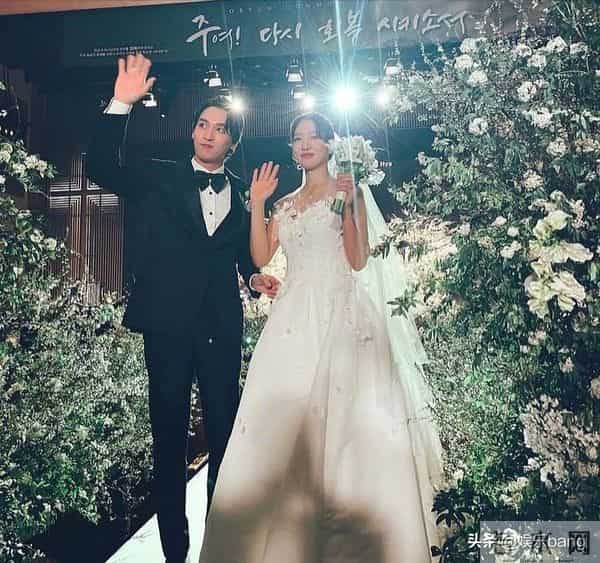 朴信惠举办婚礼，嘉宾阵容太豪华，却未见李钟硕郑容和身影