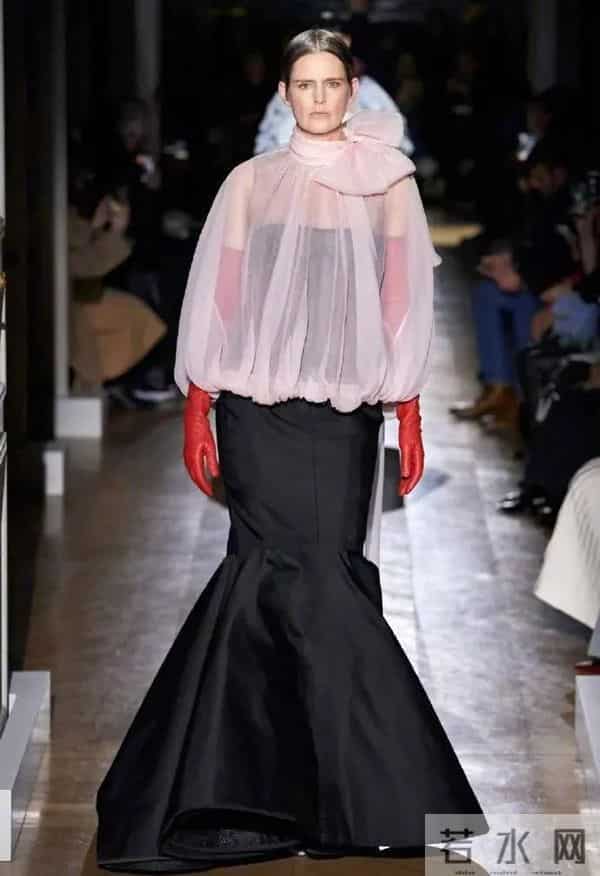 英国“贵族”超模突然离世!雌雄同体的美惊艳世人,曾是老佛爷挚爱…