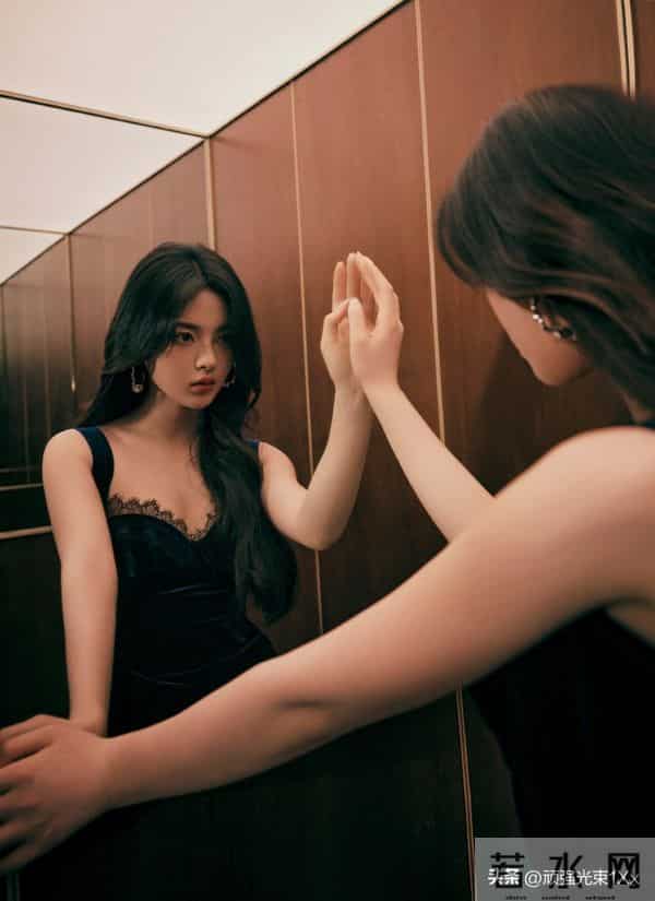 杨超越蕾丝边显得好性感