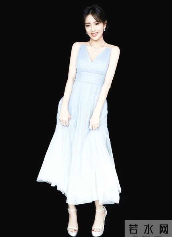 被34岁的佟丽娅美哭了，身穿一条雾霾蓝纱裙，嫩回18岁！