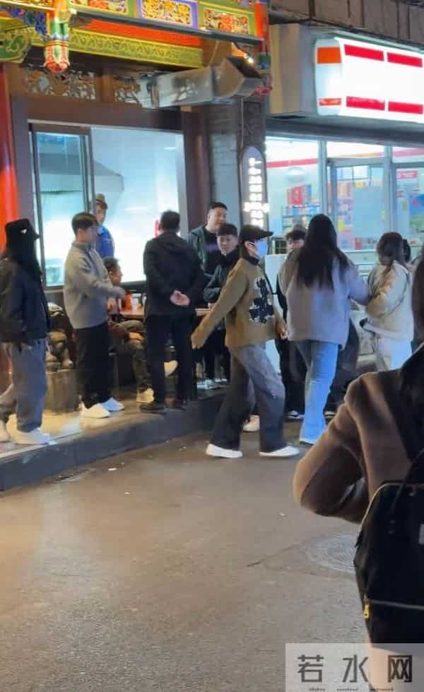 机场偶遇李宇春，穿土黄色棉袄平底鞋，被路人冲撞后眼神凌厉