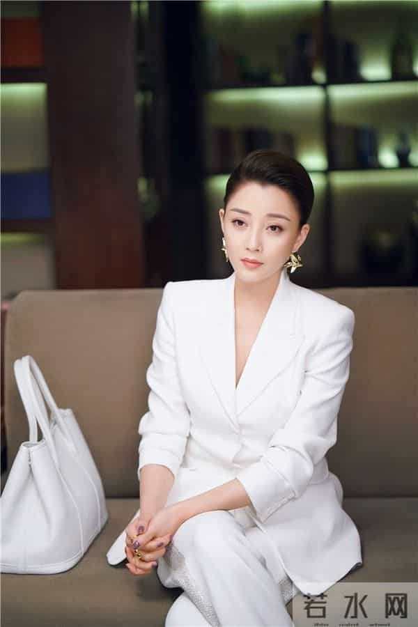 殷桃的坎坷情史：深陷包养门的同时，还被搅进两男三女的爱恨纠葛