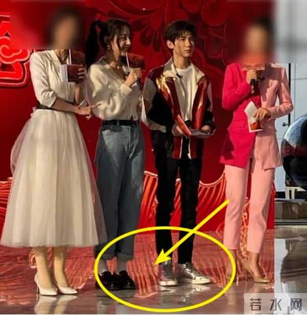 矮个男星虚报身高，穿高跟鞋、踩箱子，跟女明星同框就原形毕露