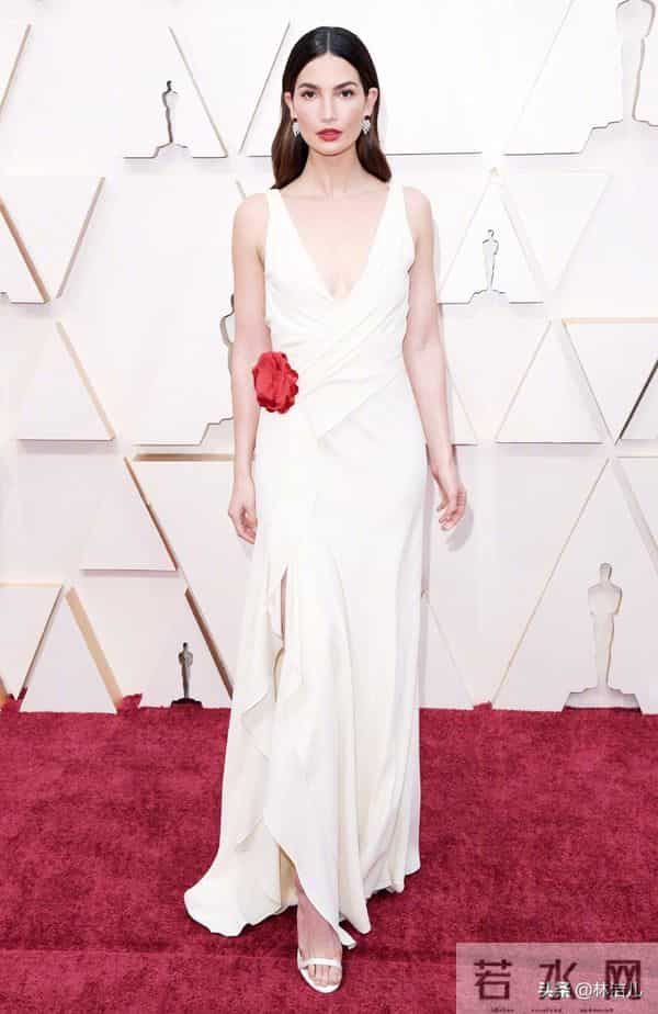 10年来,谁是奥斯卡红毯最佳造型?“大表姐”一摔抢去了所有风头